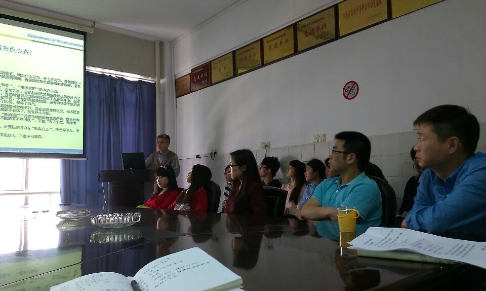 彭書記在給學(xué)生黨員培訓(xùn)